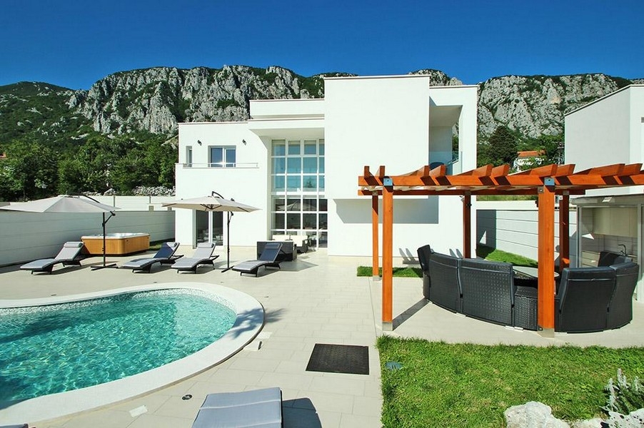 Area esterna della villa con piscina e idromassaggio