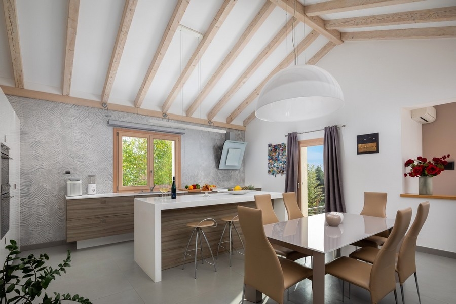 Cucina con isola e zona pranzo