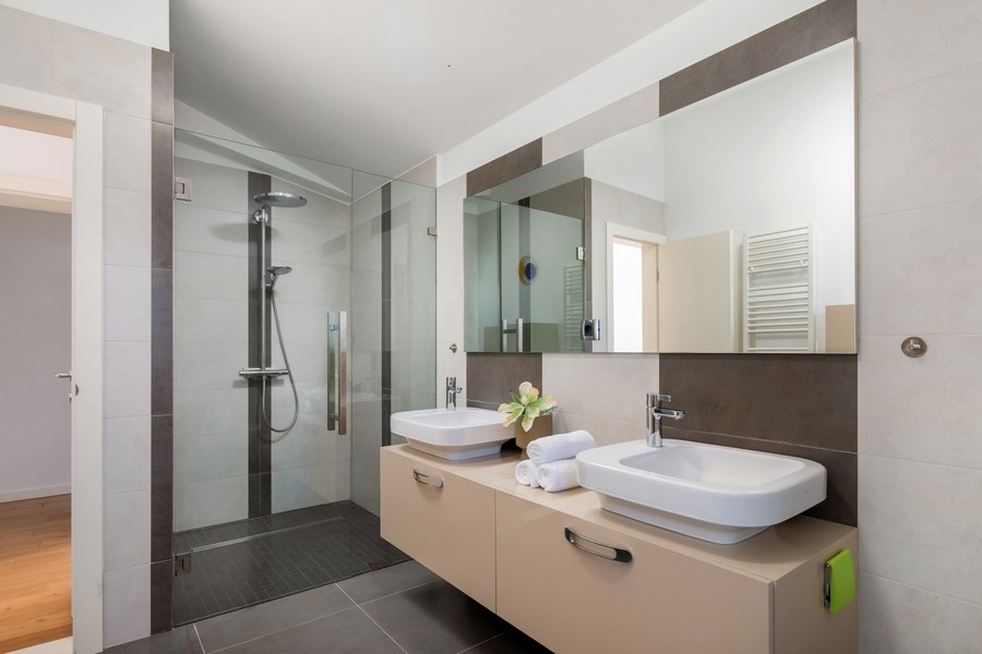 Bagno moderno con doccia e doppio lavabo
