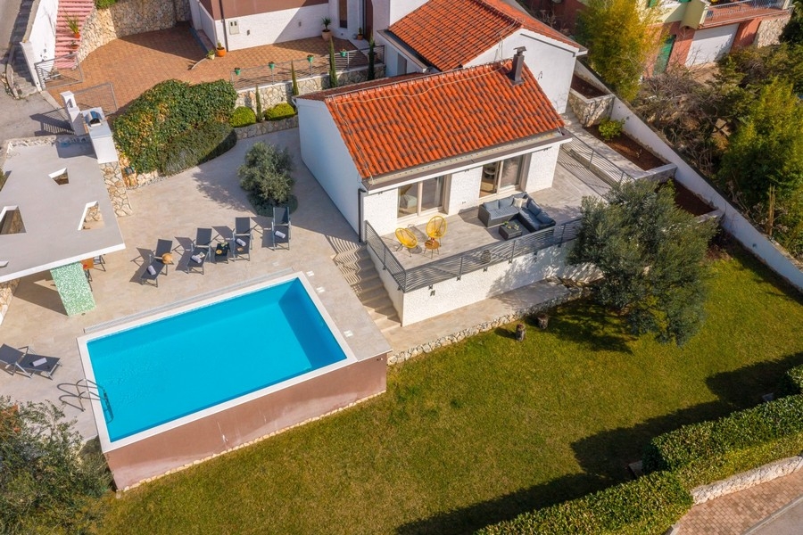 Veduta aerea della villa con piscina e giardino in Croazia