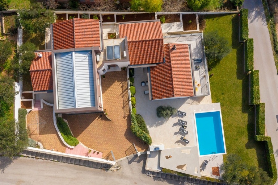 Veduta aerea di villa, piscina e giardino