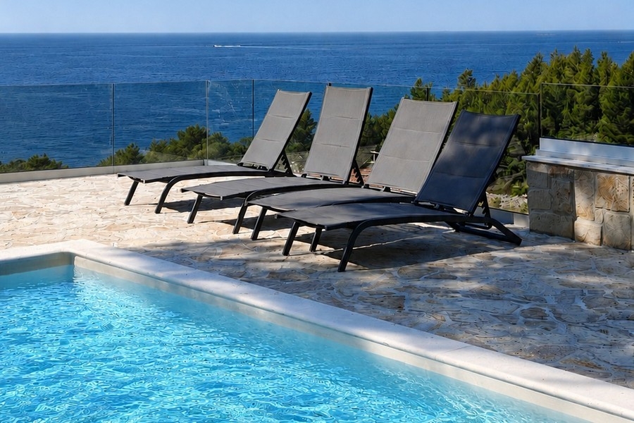 Piscina con lettini e vista mare