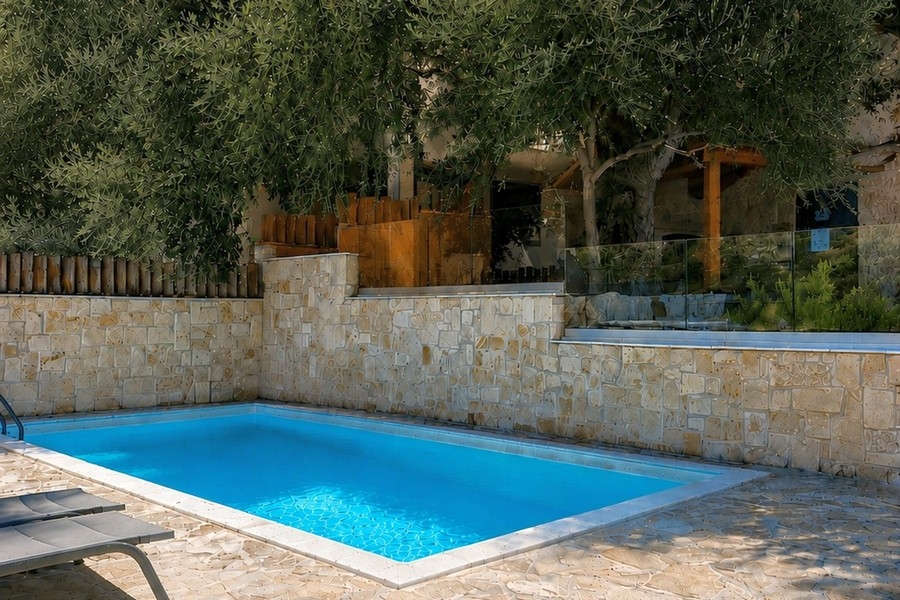 Piscina presso la casa in pietra in Croazia