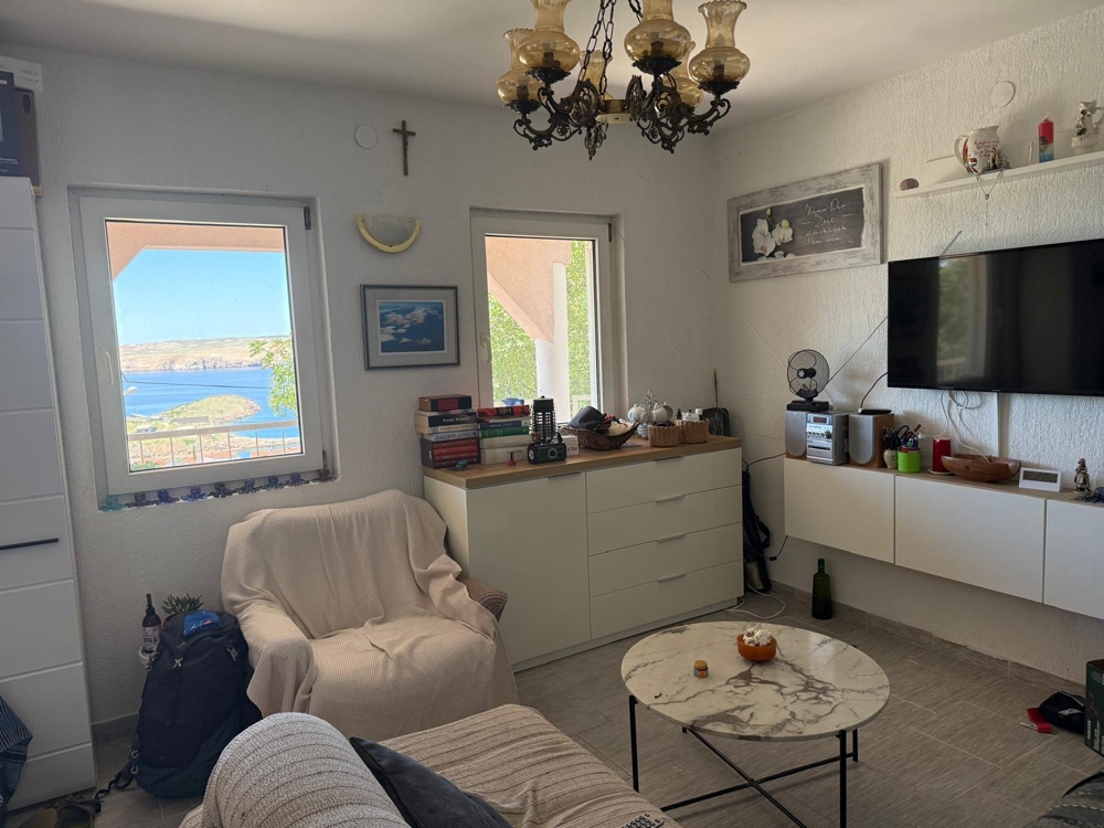 Soggiorno con finestra sul mare
