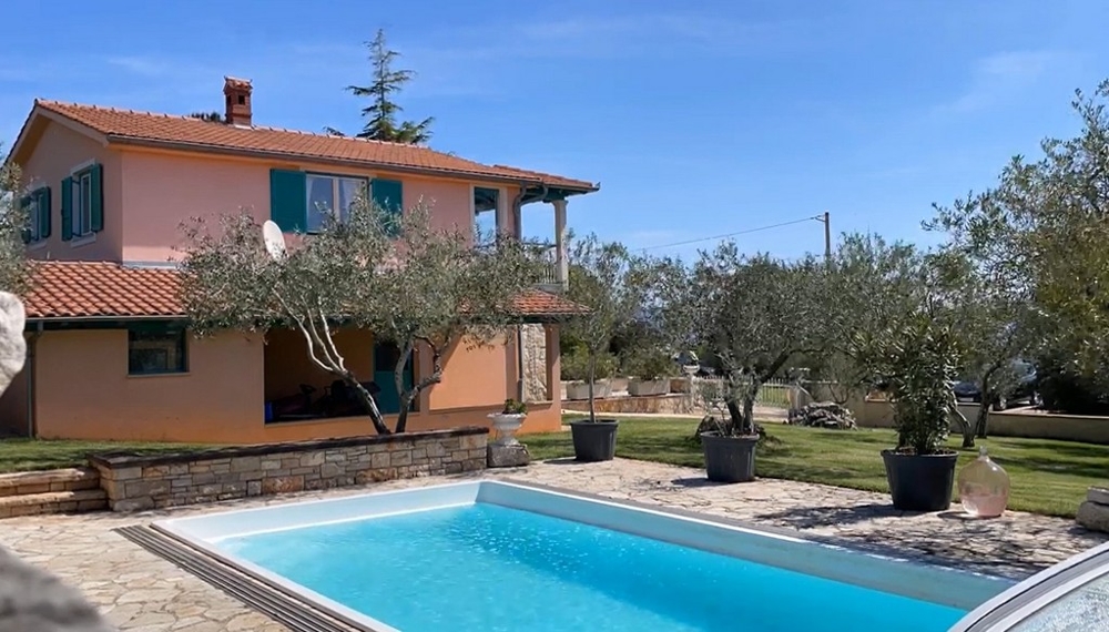Casa mediterranea con piscina e giardino a Krnica