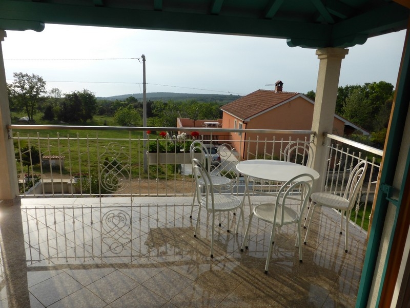 Terrazza con posto a sedere e vista sul verde