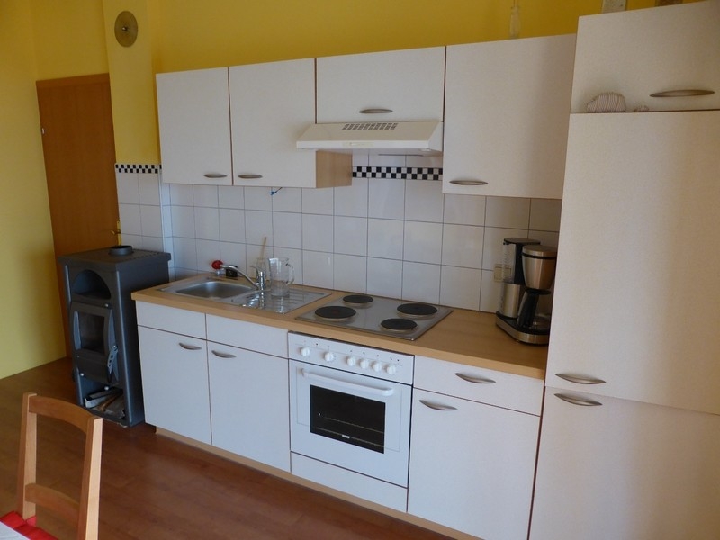 Cucina con fornello e armadi da incasso