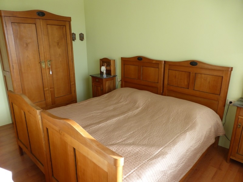 Camera da letto con letto in legno