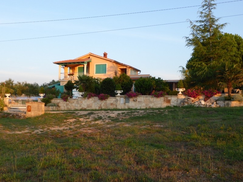 Casa in pendenza con giardino mediterraneo