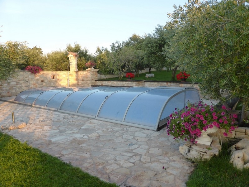 Piscina con copertura e fiori