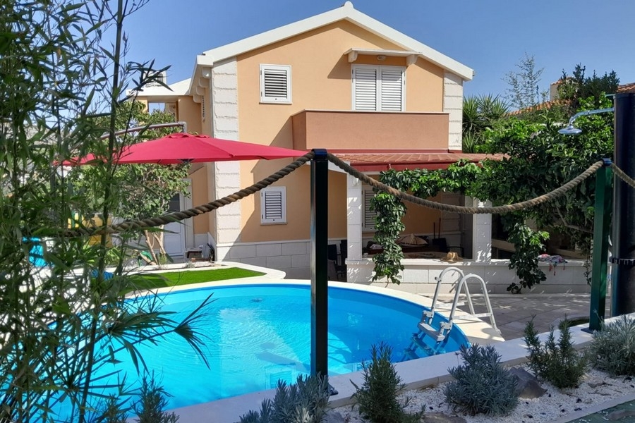 Casa familiare con piscina sull'isola di Ciovo