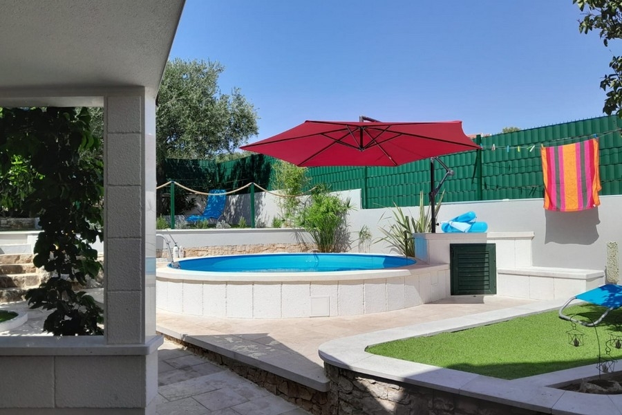 Piscina con terrazza coperta
