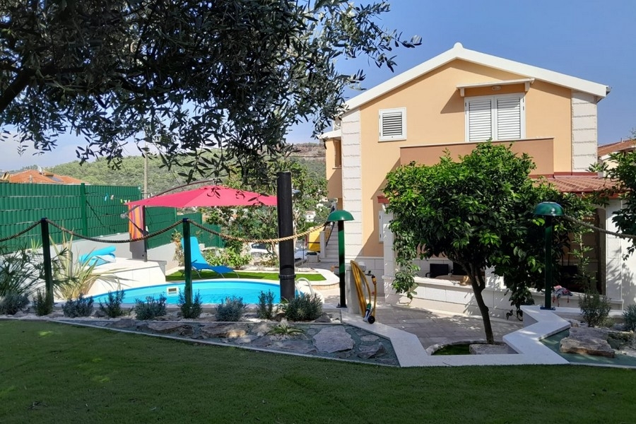 Zona piscina con giardino mediterraneo