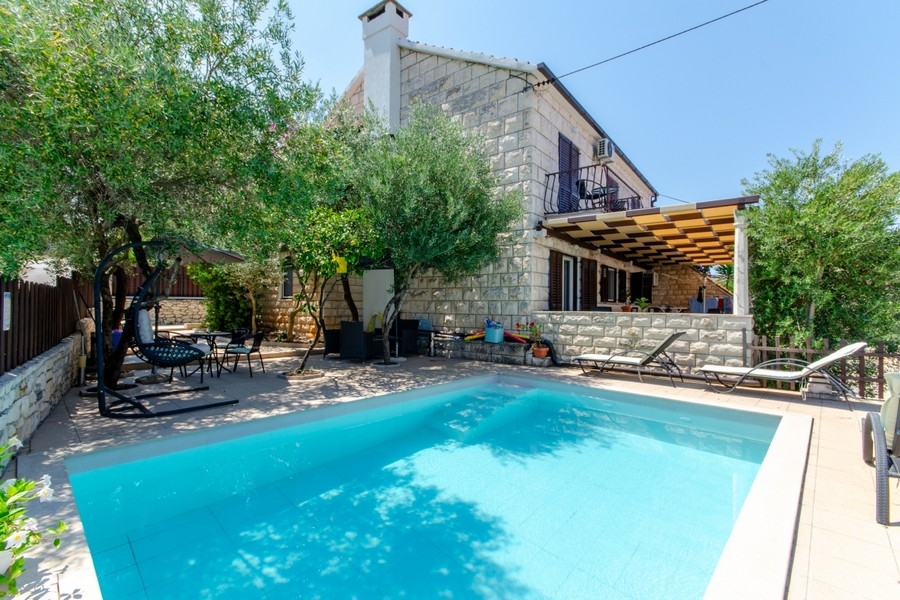 Casa in pietra con piscina e terrazza a Sutivan