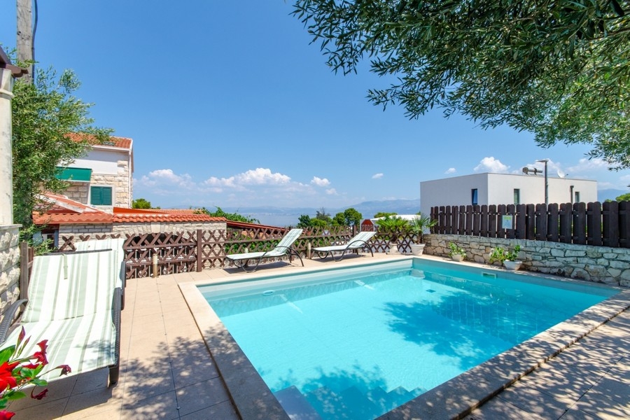 Piscina con vista mare sull'isola di Brac