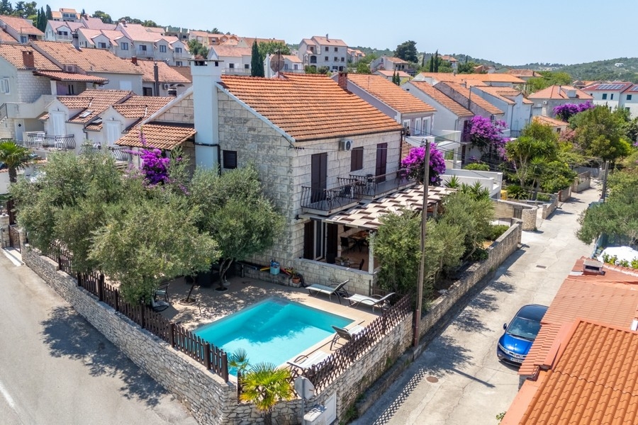 Vista sulla casa in pietra e sulla piscina a Sutivan