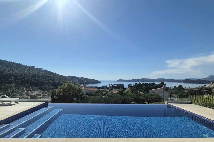Piscina a sfioro con vista sul mare