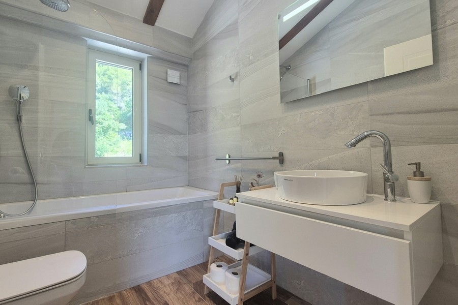 Bagno con vasca e lavabo