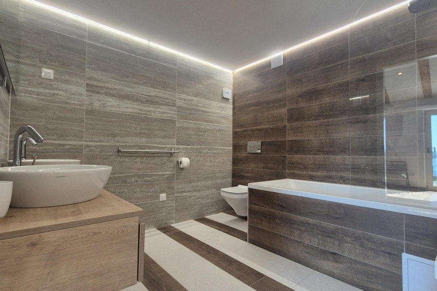 Bagno moderno con vasca
