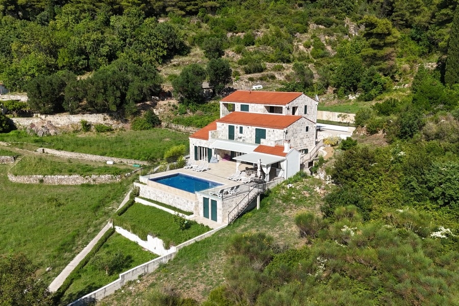 Veduta aerea di una villa con piscina sull'isola di Lopud in Croazia