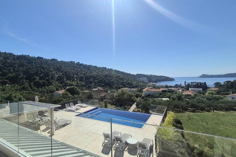 Terrazza della piscina con lettini e vista mare