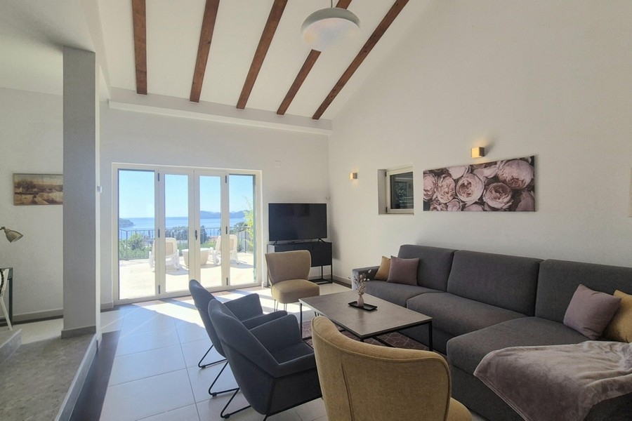 Soggiorno con divano e vista mare