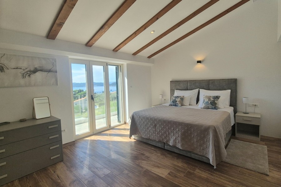 Camera da letto con letto matrimoniale e accesso alla terrazza