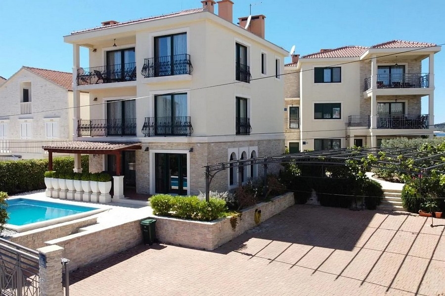 Due ville con piscina e terrazza a Rogoznica, Croazia