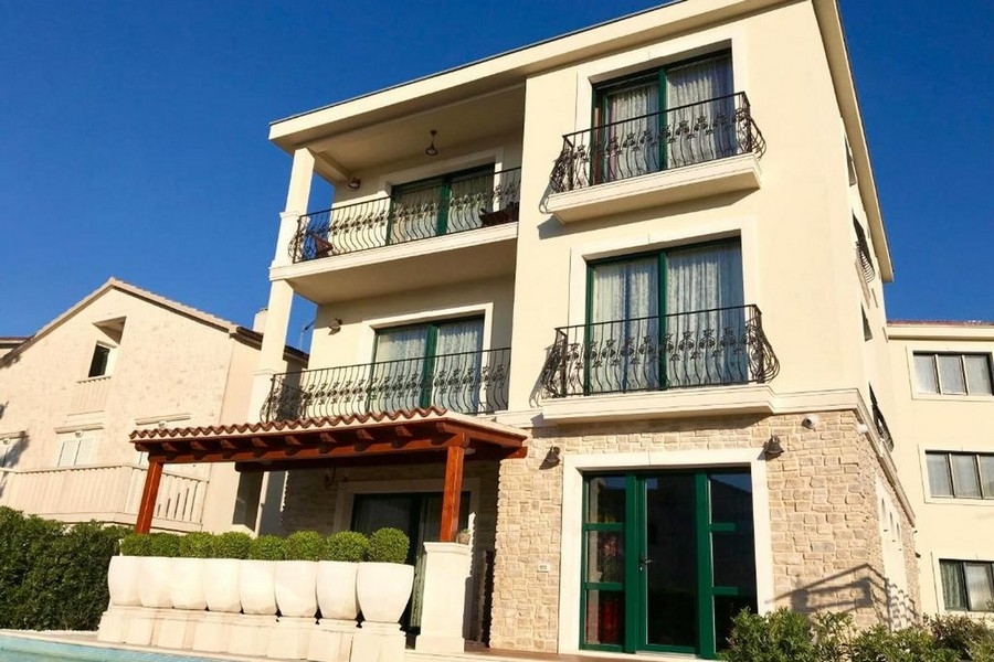 Villa moderna con balconi e pergola