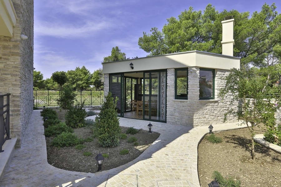 Moderna dependance nel giardino curato