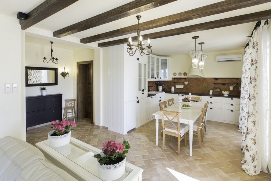 Zona giorno aperta con soffitto con travi in legno