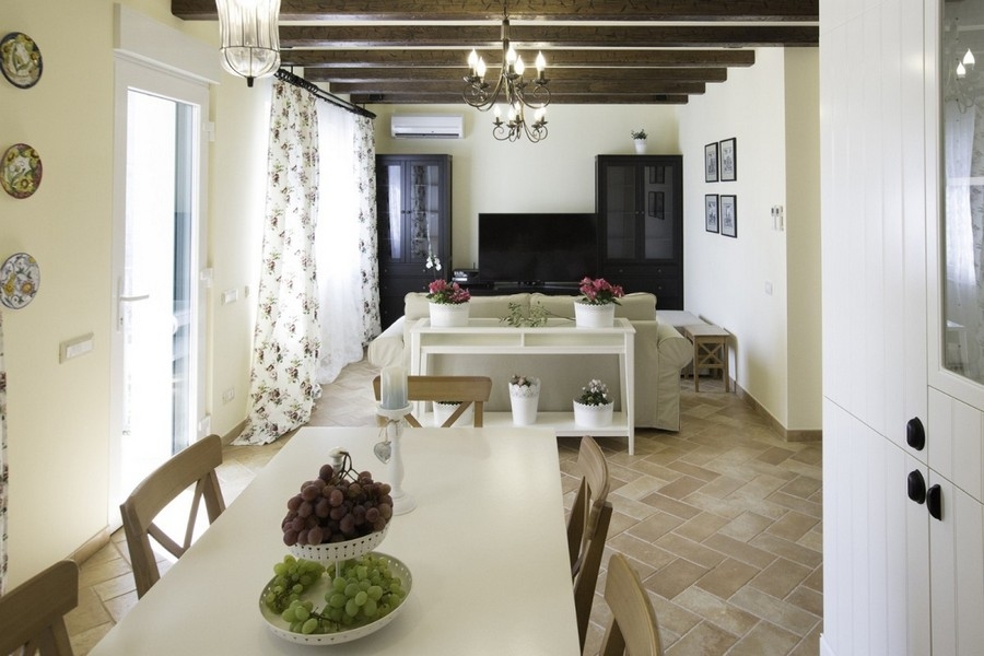 Zona giorno luminosa con soffitto con travi in legno in Croazia