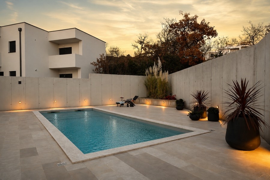 Piscina illuminata di sera