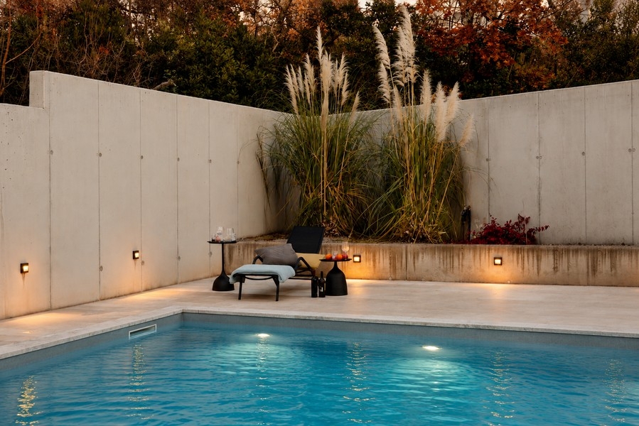 Zona piscina con lettino