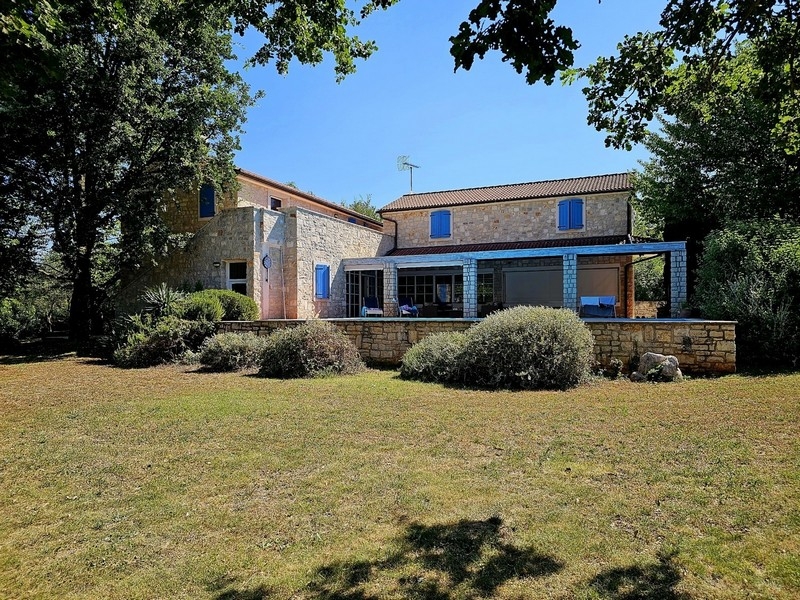 Casa in pietra con grande giardino vicino a Porec in Croazia