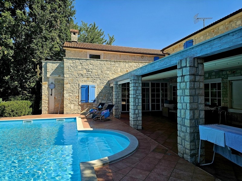 Piscina con lettini presso la terrazza coperta