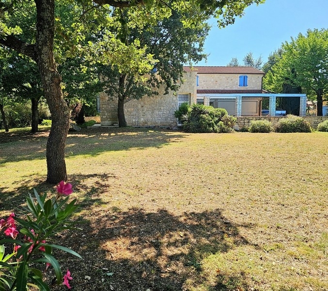 Giardino con alberi secolari davanti alla casa