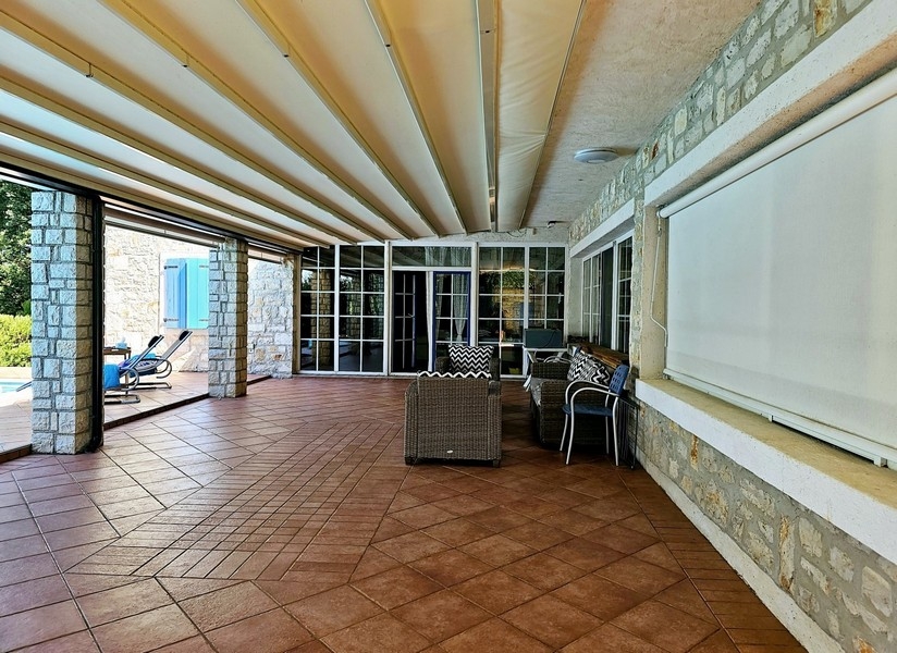 Terrazza coperta con angolo salotto