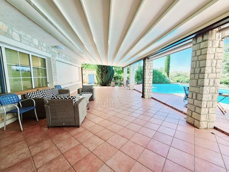 Terrazza con mobili lounge e vista sulla piscina in Croazia