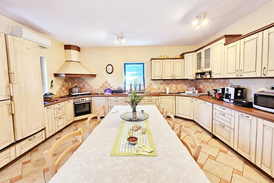 Cucina con zona pranzo e arredamento chiaro