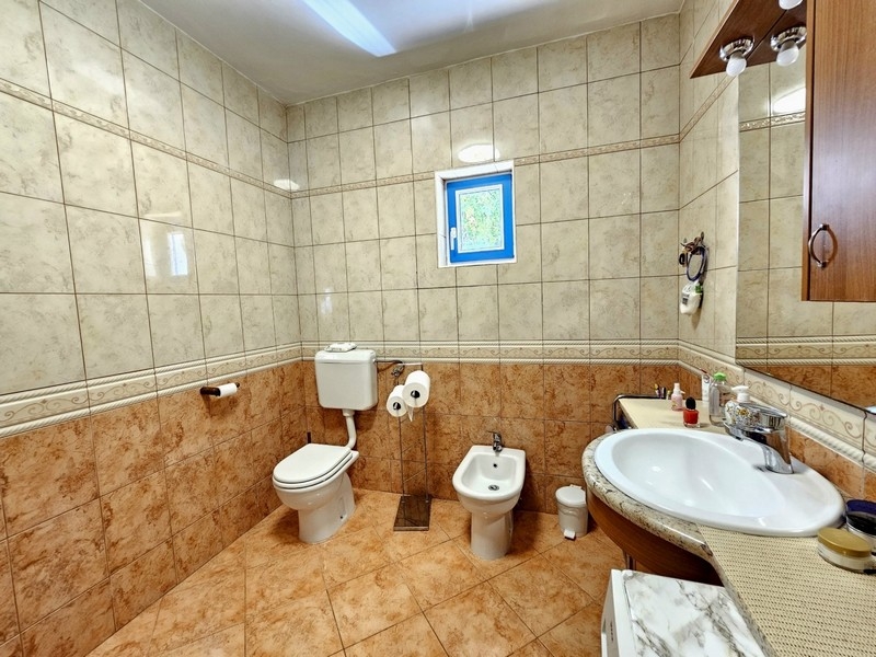 Bagno con WC e bidet