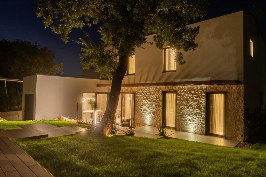 Villa illuminata con facciata in pietra di notte