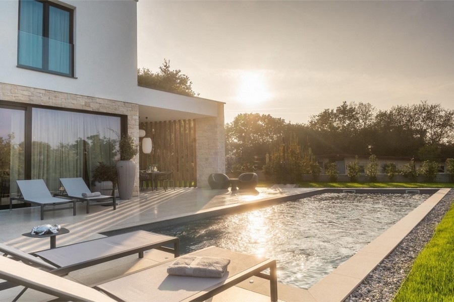 Piscina con lettini al tramonto