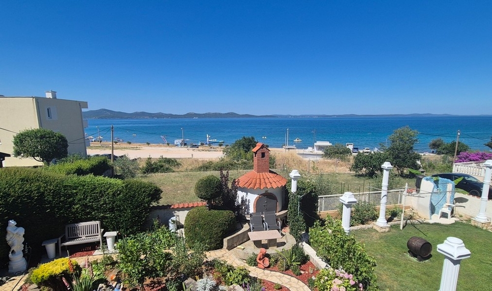 Vista sul giardino, sulla spiaggia e sul mare