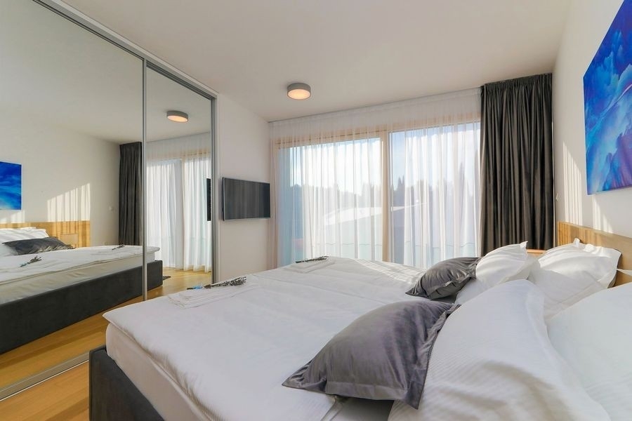 Camera da letto con letto matrimoniale nella villa in Croazia