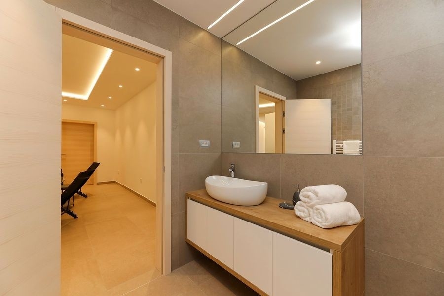 Bagno con lavabo e grande specchio
