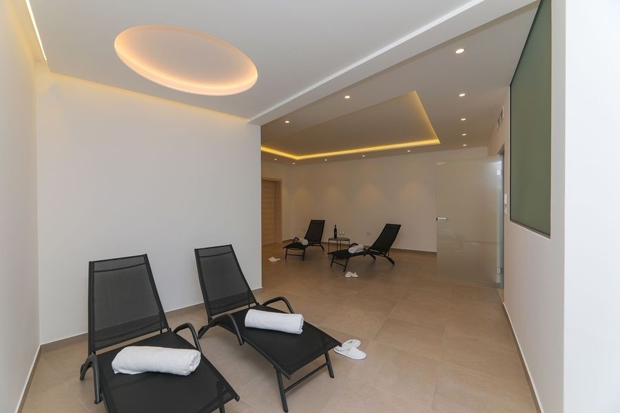 Area wellness con lettini nella villa