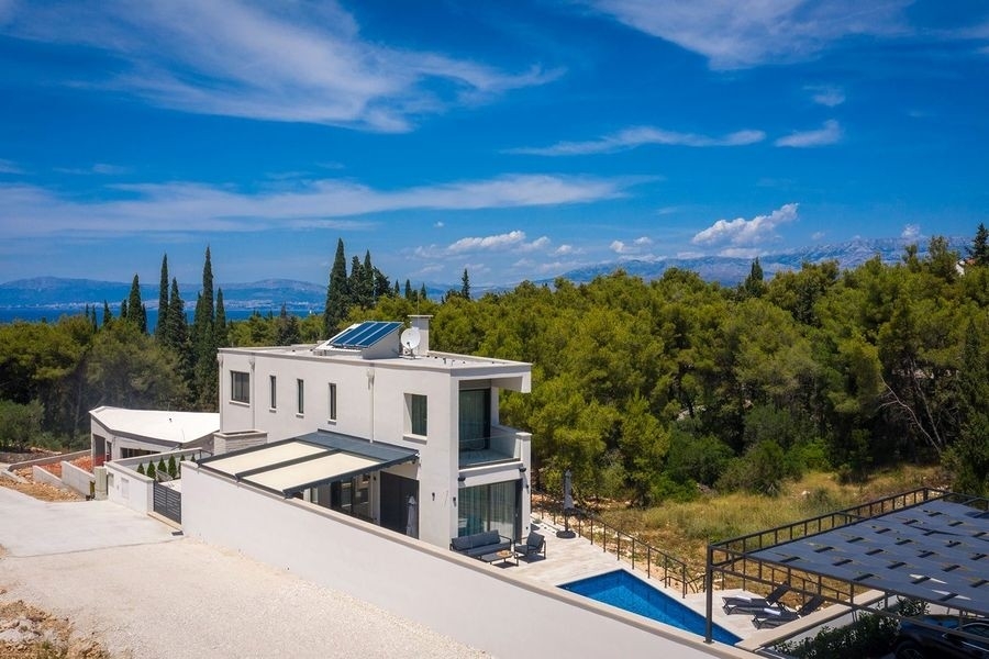 Veduta aerea della villa con vista mare a Brac, Croazia