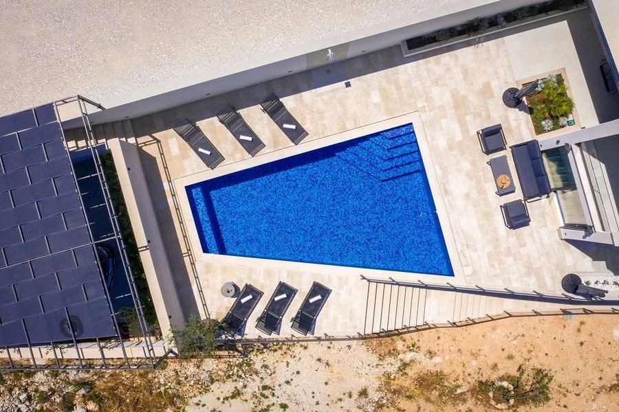 Veduta aerea della piscina e del solarium della villa