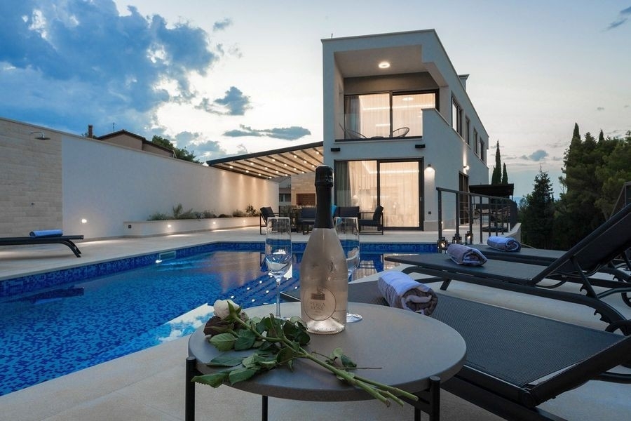 Terrazza della piscina con lettini di sera